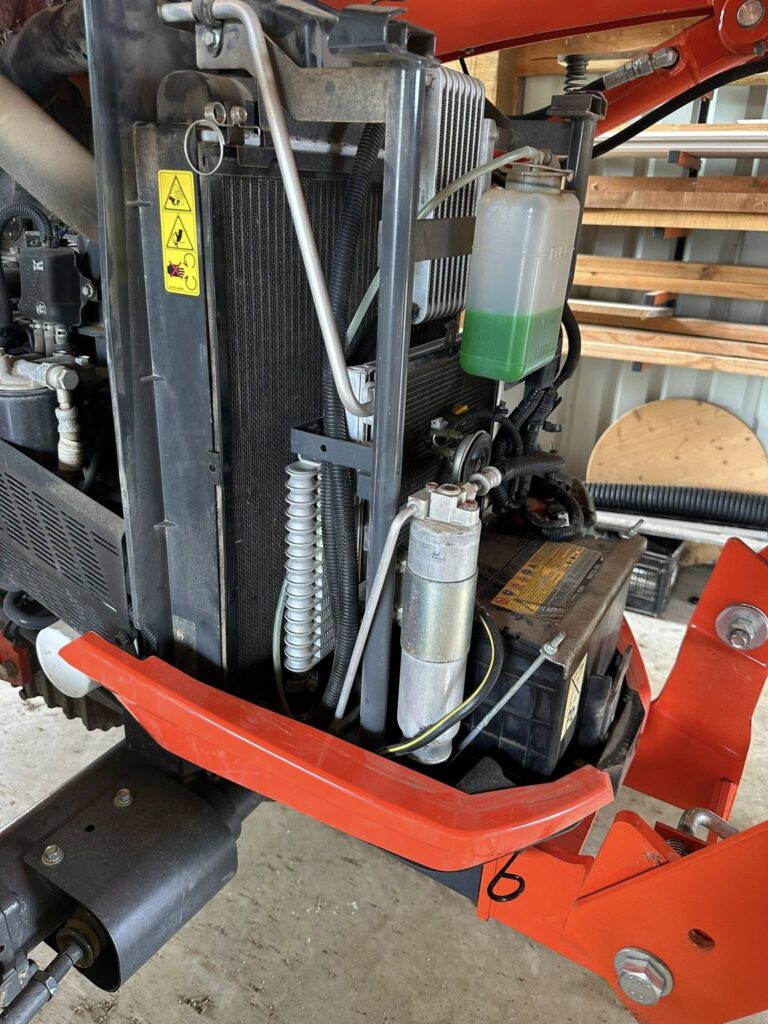 Mobile mechanic repairing forklift hydraulic system in East Texas