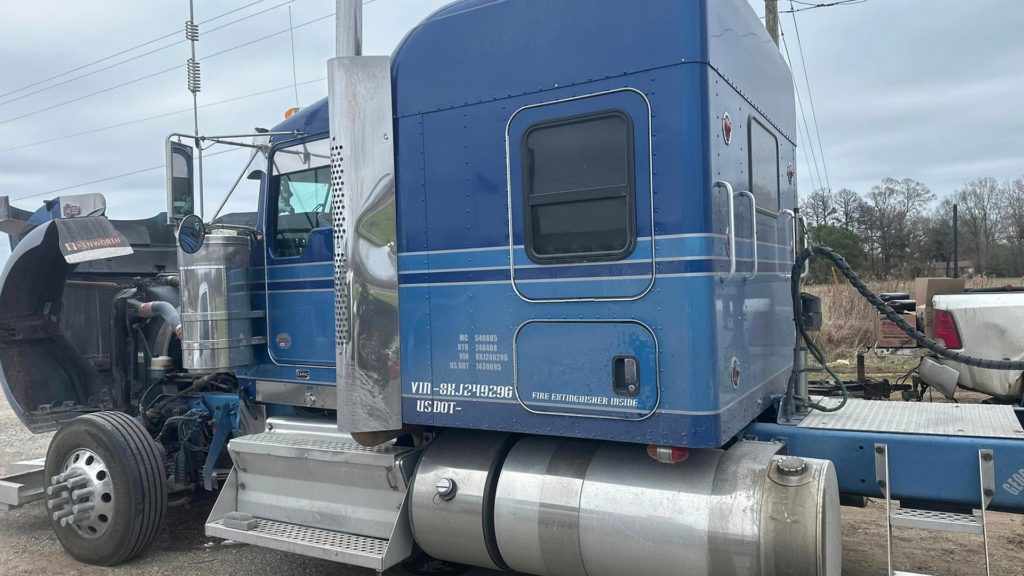 Semi truck sleeper cab and exterior service in East Texas